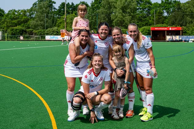 BHC 1. Damen - Club Raffelberg - Feldhockey, 2. Playdown Spiel, 1. Bundesliga, Frauen Bremen, Deutschland, 23.05.26: BHC 1. Damen - Club Raffelberg im Bremer Hockey-Club e.V. am 23.05.2026 in Bremen, Deutschland. (Foto von Axel Kaste) Sieg, Freude, Jubel, BHC Team spielt nächste Saison 1. Bundesliga Bremen Bremer Hockey-Club e.V. Freie Hansestadt Bremen Deutschland