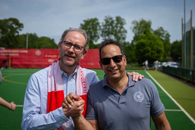 BHC 1. Damen - Club Raffelberg - Feldhockey, 2. Playdown Spiel, 1. Bundesliga, Frauen Bremen, Deutschland, 23.05.26: BHC 1. Damen - Club Raffelberg im Bremer Hockey-Club e.V. am 23.05.2026 in Bremen, Deutschland. (Foto von Axel Kaste) Links 1. Vorsitzender Henning Mühl, rechts 2. Vorsitzender Sarat Maitin, BHC Bremen Bremer Hockey-Club e.V. Freie Hansestadt Bremen Deutschland