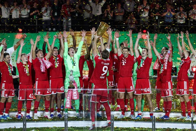DFB Pokalfinale - FC Bayern München - VfB Stuttgart am 23.05.2026 im Olympiastadion in Berlin Harry Kane (Muenchen 9) hebt die Trophäe in die Höhe und jubelt mit seinem Team über den Gewinn des DFB-Pokals.