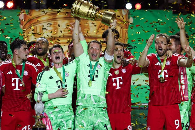 DFB Pokalfinale - FC Bayern München - VfB Stuttgart am 23.05.2026 im Olympiastadion in Berlin Torwart Manuel Neuer (Muenchen 1) und Torwart Jonas Urbig (Muenchen 40) heben die Trophäe in die Höhe und jubelt mit ihrem Team über den Gewinn des DFB-Pokals.