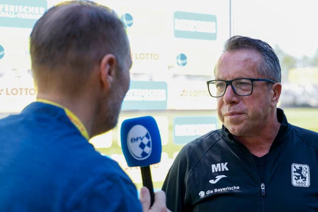 v.l.n.r.: Fabian Frühwirth wird stellvertretender BFV-Geschäftsführer im Gespräch mit Trainer Markus Kauczinski (TSV 1860 München) vor dem Finale des Bayerischen Toto-Pokals zwischen dem FC Würzburger Kickers und dem TSV 1860 München im Stadion am Dallenberg, Würzburg, Deutschland, am 23. Mai 2026. Copyright: HMBxMedia xHeikoxBecker