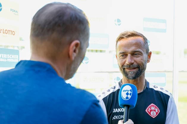 v.l.n.r.: Fabian Frühwirth wird stellvertretender BFV-Geschäftsführer im Gespräch mit Trainer Michael Schiele (Würzburger Kickers) vor dem Finale des Bayerischen Toto-Pokals zwischen dem FC Würzburger Kickers und dem TSV 1860 München im Stadion am Dallenberg, Würzburg, Deutschland, am 23. Mai 2026. Copyright: HMBxMedia xHeikoxBecker