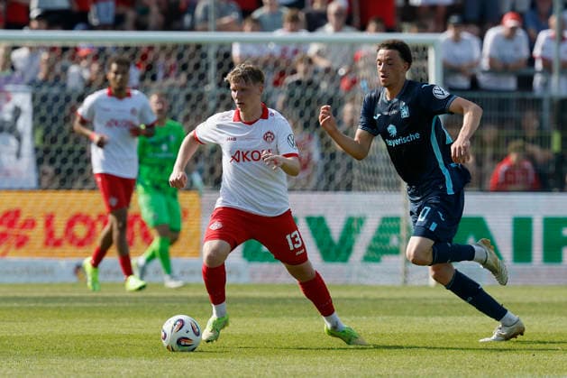 v.l.n.r.: Philipp Ochs (Würzburger Kickers) und Samuel Althaus (TSV 1860 München), im Finale des Bayerischen Toto-Pokals zwischen dem FC Würzburger Kickers und dem TSV 1860 München im Stadion am Dallenberg, Würzburg, Deutschland, am 23. Mai 2026. Copyright: HMBxMedia xHeikoxBecker