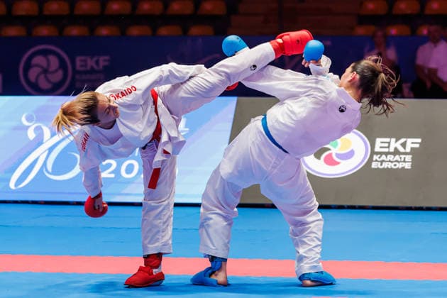 Madina Sadigova (AZE, rot) gegen Zumra Rezzan Im (TUR, blau) im Finale Kumite Frauen -55, 23.05.2026, Frankfurt am Main (Deutschland), 61. Karate-Europameisterschaften 2026 Frankfurt Main