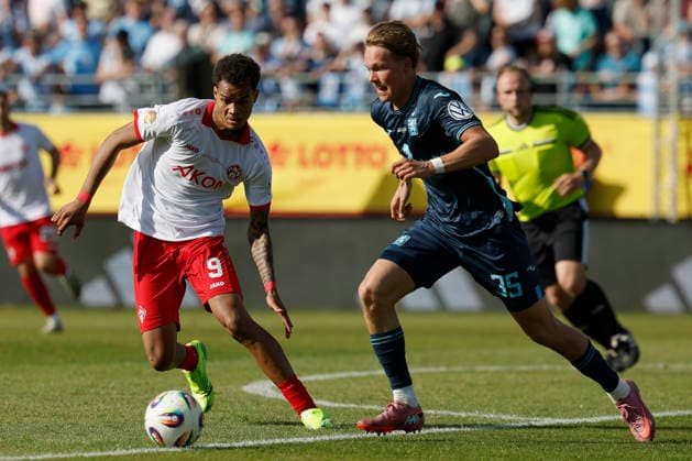 v.l.n.r.: Jermain Nischalke (Würzburger Kickers) und Xaver Kiefersaue (TSV 1860 München) im Finale des Bayerischen Toto-Pokals zwischen dem FC Würzburger Kickers und dem TSV 1860 München im Stadion am Dallenberg, Würzburg, Deutschland, am 23. Mai 2026. Copyright: HMBxMedia xHeikoxBecker