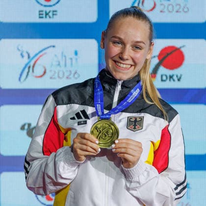 Siegerehrung Frauen Kumite -55; Mia Bitsch (GER); Drittplatzierte, Bronzemedaille, 23.05.2026, Frankfurt am Main (Deutschland), 61. Karate-Europameisterschaften 2026 Frankfurt Main