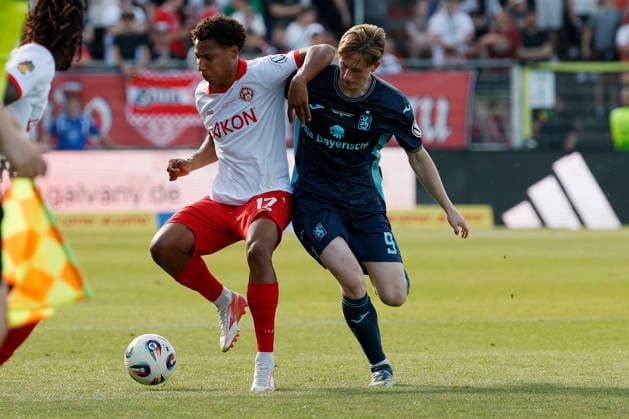 v.l.n.r.: Liam Omore (Würzburger Kickers) und Justin Steinkötter (TSV 1860 München), im Finale des Bayerischen Toto-Pokals zwischen dem FC Würzburger Kickers und dem TSV 1860 München im Stadion am Dallenberg, Würzburg, Deutschland, am 23. Mai 2026. Copyright: HMBxMedia xHeikoxBecker