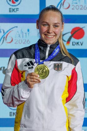 Siegerehrung Frauen Kumite -55; Mia Bitsch (GER); Drittplatzierte, Bronzemedaille, 23.05.2026, Frankfurt am Main (Deutschland), 61. Karate-Europameisterschaften 2026 Frankfurt Main