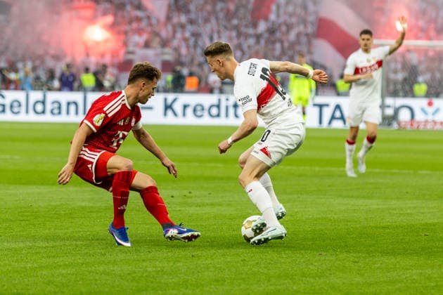 GER, DFB-Pokalfinale, Training und Pressekonferenz, FC Bayern München - VfB Stuttgart. 23.05.2026, Olympiastadion, Olympiastadion, GER, DFB-Pokalfinale, Training und Pressekonferenz, FC Bayern München - VfB Stuttgart. Chris Führich Chris Fuehrich (VfB Stuttgart 10) im Zweikampf gegen Joshua Kimmich (FC Bayern München 6) Â