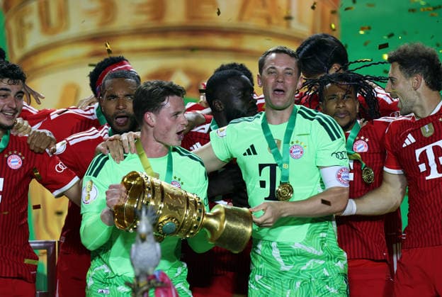 Fussball, Herren, DFB-Pokal Finale, Saison 2025 2026, FC Bayern München - VFB Stuttgart, Olympiastadion Berlin Die Mannschaft des FC Bayern München feiert den Gewinn des DFB-Pokal hier nach dem Spiel, im Bild Jonas Urbig (FC Bayern München) (li.) mit dem Pokal und Manuel Neuer (FC Bayern München) (re.) beim Mitfeiern DFB, DFL regulations prohibit any use of photographs as image sequences and or quasi-video