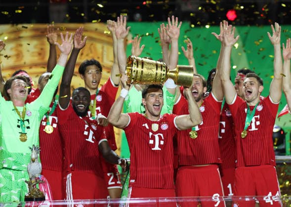 Fussball, Herren, DFB-Pokal Finale, Saison 2025 2026, FC Bayern München - VFB Stuttgart, Olympiastadion Berlin Die Mannschaft des FC Bayern München feiert den Gewinn des DFB-Pokal hier nach dem Spiel, im Bild Leon Goretzka (FC Bayern München) mit dem Pokal in den Händen DFB, DFL regulations prohibit any use of photographs as image sequences and or quasi-video