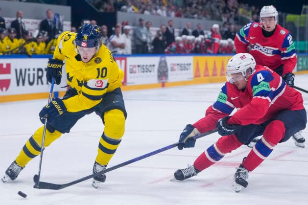 FRIBOURG, SWITZERLAND - MAY 23: Simon Holmstrom of Sweden L) against Johannes Johannesen of Norway R) during the 2026 IIHF Ice hockey, Eishockey World Championship, WM, Weltmeisterschaft Switzerland game between Norway and Sweden at BCF Arena on May 23, 2026 in Fribourg, Fribourg. Fribourg BCF Arena Fribourg Switzerland Copyright: xJustPictures.ch JarixPestelaccix jp-en-EuSpIm-JP6_JAR_Norway_Sweden_23May2026_00093