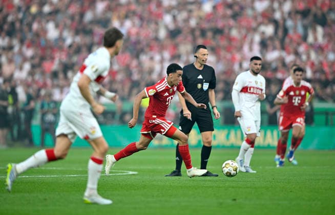 Jamal Musiala FC Bayern Muenchen FCB (10) Aktion am Ball Schiedsrichter Referee Sven Jablonski 83. DFB Pokalfinale FC Bayern Muenchen FCB vs VFB Stuttgart Olympiastadion Berlin 23.05.2026 DFL REGULATIONS PROHIBIT ANY USE OF PHOTOGRAPHS AS IMAGE SEQUENCES AND OR QUASI-VIDEO 83. DFB Pokalfinale FC Bayern Muenchen FCB vs VFB Stuttgart