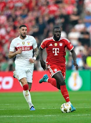 Zweikampf, Aktion Dayot Upamecano FC Bayern Muenchen FCB (02) gegen Jeff Chabot VfB Stuttgart (24) 83. DFB Pokalfinale FC Bayern Muenchen FCB vs VFB Stuttgart Olympiastadion Berlin 23.05.2026 DFL REGULATIONS PROHIBIT ANY USE OF PHOTOGRAPHS AS IMAGE SEQUENCES AND OR QUASI-VIDEO 83. DFB Pokalfinale FC Bayern Muenchen FCB vs VFB Stuttgart