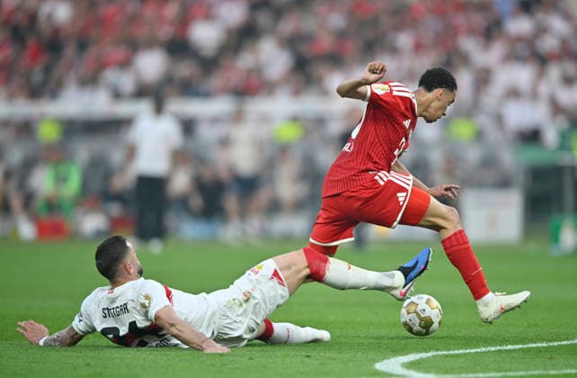Zweikampf, Aktion Jeff Chabot VfB Stuttgart (24) gegen Jamal Musiala FC Bayern Muenchen FCB (10) 83. DFB Pokalfinale FC Bayern Muenchen FCB vs VFB Stuttgart Olympiastadion Berlin 23.05.2026 DFL REGULATIONS PROHIBIT ANY USE OF PHOTOGRAPHS AS IMAGE SEQUENCES AND OR QUASI-VIDEO 83. DFB Pokalfinale FC Bayern Muenchen FCB vs VFB Stuttgart