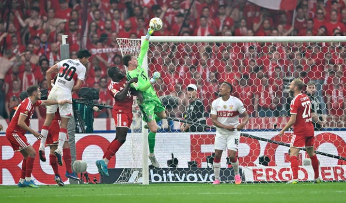 Strafraumszene, Torraumszene Torwart Jonas Urbig FC Bayern Muenchen FCB (40) Aktion 83. DFB Pokalfinale FC Bayern Muenchen FCB vs VFB Stuttgart Olympiastadion Berlin 23.05.2026 DFL REGULATIONS PROHIBIT ANY USE OF PHOTOGRAPHS AS IMAGE SEQUENCES AND OR QUASI-VIDEO 83. DFB Pokalfinale FC Bayern Muenchen FCB vs VFB Stuttgart