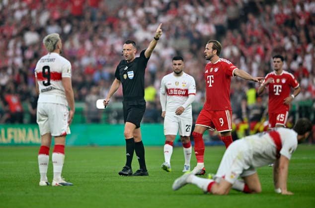 Schiedsrichter Referee Sven Jablonski Gestik Geste Ermedin Demirovic VfB Stuttgart (09) Harry Kane FC Bayern Muenchen FCB (09) 83. DFB Pokalfinale FC Bayern Muenchen FCB vs VFB Stuttgart Olympiastadion Berlin 23.05.2026 DFL REGULATIONS PROHIBIT ANY USE OF PHOTOGRAPHS AS IMAGE SEQUENCES AND OR QUASI-VIDEO 83. DFB Pokalfinale FC Bayern Muenchen FCB vs VFB Stuttgart