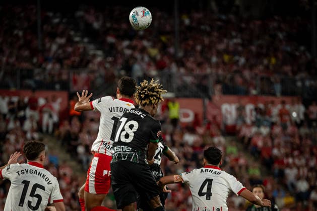IPA85015963 - Vitor Reis (Girona FC) and Jhon C. (Elche CF) battle for the ball during a La Liga EA Sports match between Girona FC and Elche CF at Estadi Municipal de Montilivi in Girona, , Spain, on May 23 2026. Photo by Felipe Mondino  Copyright: xFelipexMondino IPAxSportx xx 85015963