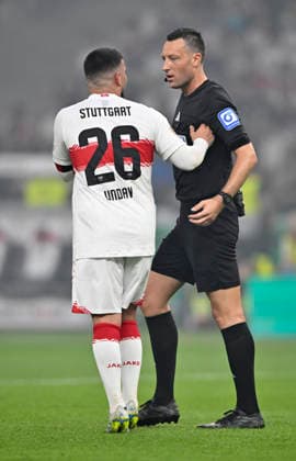 Schiedsrichter Referee Sven Jablonski im Gespraech Diskussion mit Deniz Undav VfB Stuttgart (26) Gestik Geste 83. DFB Pokalfinale FC Bayern Muenchen FCB vs VFB Stuttgart Olympiastadion Berlin 23.05.2026 DFL REGULATIONS PROHIBIT ANY USE OF PHOTOGRAPHS AS IMAGE SEQUENCES AND OR QUASI-VIDEO 83. DFB Pokalfinale FC Bayern Muenchen FCB vs VFB Stuttgart