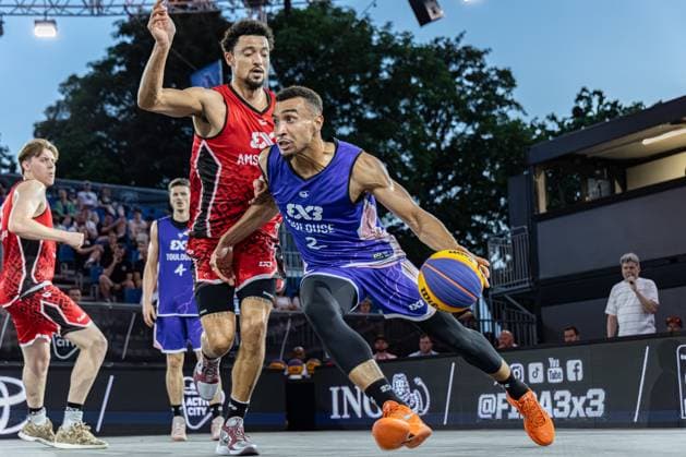 FIBA 3x3 Hamburg Challenger in der Active City Arena: Paul Djoko (Toulouse FRA) dribbelt offensiv zum Korb, während Spieler von Amsterdam RABOBANK NED energisch verteidigen. Das Spiel findet am 23. Mai 2026 in Hamburg statt. Paul Djoko (Toulouse) dribbelt gegen Amsterdam RABOBANK in Hamburg