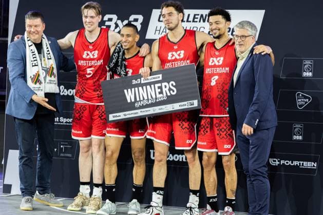 Amsterdam RABOBANK NED triumphiert beim FIBA 3x3 Hamburg Challenger am 23. Mai 2026 in der Active City Arena Hamburg. Die niederländische Mannschaft präsentiert sich stolz mit der Siegertrophäe: Jan Driessen, Adriaan Van Tilborg, Bryan Alberts und Worthy de Jong posieren gemeinsam mit Funktionären auf dem Siegerfoto. Amsterdam RABOBANK gewinnt FIBA 3x3 Hamburg Challenger 2026 *** Amsterdam RABOBANK NED triumphs at the FIBA 3x3 Hamburg Challenger on May 23, 2026 in the Active City Arena Hamburg The Dutch team proudly presents itself with the winners trophy Jan Driessen, Adriaan Van Tilborg, Bryan Alberts and Worthy de Jong pose together with officials in the winners photo Amsterdam RABOBANK wins FIBA 3x3 Hamburg Challenger 2026 Copyright: xspeedshotx