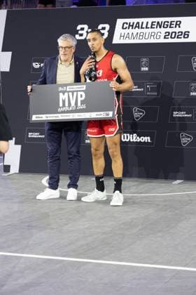Worthy de Jong von Amsterdam RABOBANK NED wird bei der FIBA 3x3 Hamburg Challenger 2026 in der Active City Arena Hamburg mit der MVP-Auszeichnung geehrt. Der niederländische Spieler nimmt die Trophäe entgegen und wird für seine herausragende Leistung bei dem internationalen 3x3-Basketball-Turnier ausgezeichnet. Worthy de Jong (Amsterdam RABOBANK) erhält MVP-Auszeichnung bei FIBA 3x3 Hamburg Challenger