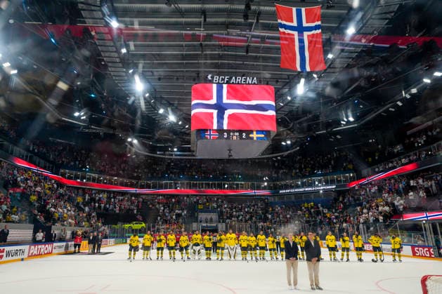 FRIBOURG, SWITZERLAND - MAY 23: The teams line up along the blue lines during the Norwegian national anthem following the 2026 IIHF Ice hockey, Eishockey World Championship, WM, Weltmeisterschaft Switzerland game between Norway and Sweden at BCF Arena on May 23, 2026 in Fribourg, Fribourg. Fribourg BCF Arena Fribourg Switzerland Copyright: xJustPictures.ch JarixPestelaccix jp-en-EuSpIm-JP6_JAR_Norway_Sweden_23May2026_00115