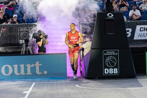 Worthy de Jong von Amsterdam RABOBANK NED läuft beim FIBA 3x3 Hamburg Challenger am 23. Mai 2026 in der Active City Arena in Hamburg ein. Der Spieler betritt den Court mit dramatischer Rauchatmosphäre und violetter Beleuchtung zu Beginn des Spiels. Worthy de Jong (Amsterdam RABOBANK) betritt Active City Arena