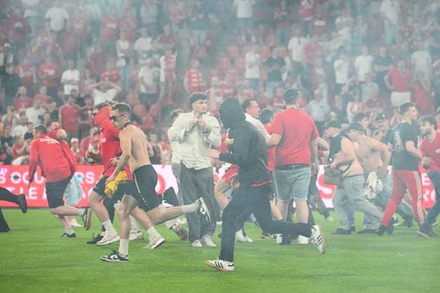 Standard de Liege v Sporting Charleroi - Jupiler Pro League Europe Play-Off LIEGE, BELGIUM - MAY 23 : Supporters and fans light on fireworks, bengal fire and pyrotechnic articles and throw projectiles onto the pitch during the Jupiler Pro League Europe Play-Off match between Standard de Liege and Sporting Charleroi on May 23, 2026 in Liege, Belgium, 23 05 2026 Liege Belgium  Copyright: xVincentxKalutx
