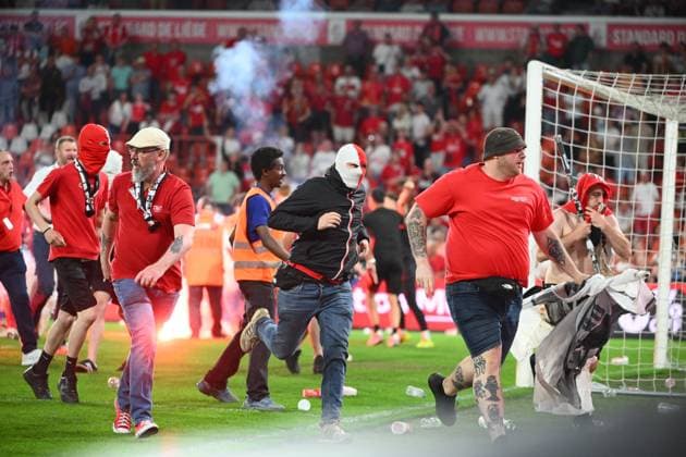 Standard de Liege v Sporting Charleroi - Jupiler Pro League Europe Play-Off LIEGE, BELGIUM - MAY 23 : Supporters and fans light on fireworks, bengal fire and pyrotechnic articles and throw projectiles onto the pitch during the Jupiler Pro League Europe Play-Off match between Standard de Liege and Sporting Charleroi on May 23, 2026 in Liege, Belgium, 23 05 2026 Liege Belgium  Copyright: xVincentxKalutx