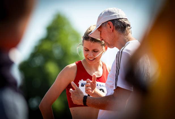 B&S Kurpfalz Gala; Weinheim, 23.05.2026 Bei der Sprunganalyse: Hochspringerin Maryna Kovtunova (GER TS Herzogenaurach) mit ihrem Trainer; B&S Kurpfalz Gala am 23.05.2026 im Sepp-Herberger-Stadion in Weinheim (Baden-Württemberg). Copyright: xBEAUTIFULxSPORTS R.xSchmittx