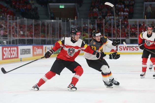 23.05.2026 Swiss Life Arena Zuerich , SCHWEIZ, Herren Eishockey IIHF World Championship, WM, Weltmeisterschaft Zurich 2026 Gruppe A AUT - GER Gregor Biber (li,AUT) gegen Lukas Reichel (GER)