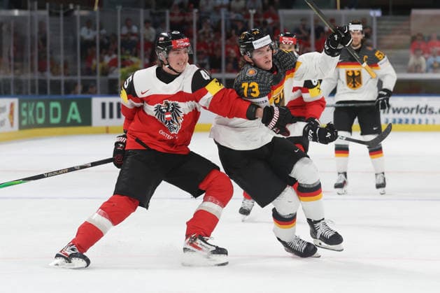 23.05.2026 Swiss Life Arena Zuerich , SCHWEIZ, Herren Eishockey IIHF World Championship, WM, Weltmeisterschaft Zurich 2026 Gruppe A AUT - GER Gregor Biber (li,AUT) gegen Lukas Reichel (GER)