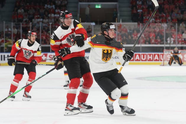 23.05.2026 Swiss Life Arena Zuerich , SCHWEIZ, Herren Eishockey IIHF World Championship, WM, Weltmeisterschaft Zurich 2026 Gruppe A AUT - GER Gregor Biber (li,AUT) gegen Lukas Reichel (GER)