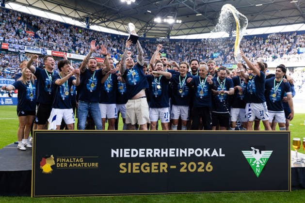 Duisburg, Deutschland 23. Mai 2026: Niederrheinpokal - 2025 2026 - Finale - MSV Duisburg gegen SC St. Tönis Im Bild: die Mannschaft von MSV Duisburg feiert den Pokalsieg Schauinsland-Reisen-Arena Nordrhein Westfalen Copyright: xFotostandx xGörtzx