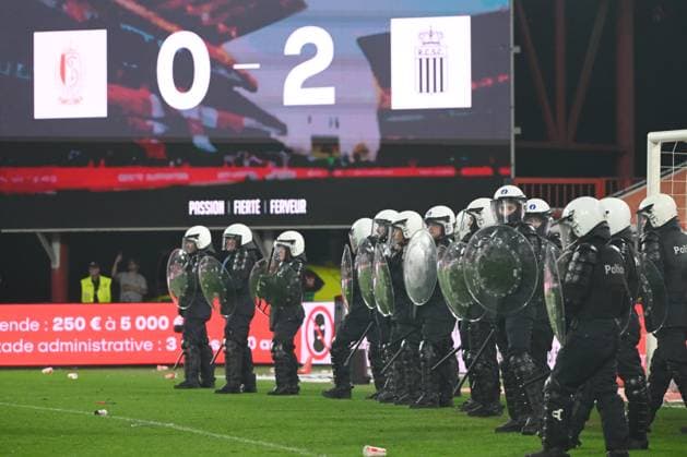 Standard de Liege v Sporting Charleroi - Jupiler Pro League Europe Play-Off LIEGE, BELGIUM - MAY 23 : Supporters and fans light on fireworks, bengal fire and pyrotechnic articles and throw projectiles onto the pitch during the Jupiler Pro League Europe Play-Off match between Standard de Liege and Sporting Charleroi on May 23, 2026 in Liege, Belgium, 23 05 2026 Liege Belgium  Copyright: xVincentxKalutx