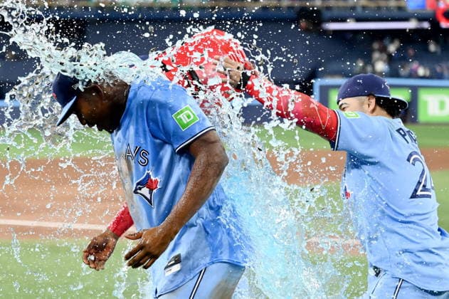 May 23, 2026, Toronto, On, Canada: Toronto Blue Jays outfielder Jesus Sanchez, left, is doused by teammate Yohendrick Pinango, right, to celebrate their team s win over the Pittsburgh Pirates in MLB, Baseball Herren, USA baseball action in Toronto on Saturday, May 23, 2026. Jesus Sanchez, Yohendrick Pinango - ZUMAc35_ 20260523_zaf_c35_152 Copyright: xJonxBlackerx