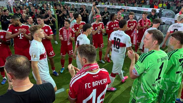 23.05.2026, Fussball DFB-Pokal 2025 2026, Finale, FC Bayern München - VfB Stuttgart, im Olympiastadion Berlin. Nach dem Spiel, Siegerehrung: die Verlierer Stuttgart gehen durchs Spalier der Sieger FC Bayern, re: Torwart Manuel Neuer (FC Bayern München) applaudiert Jamie Leweling (Stuttgart) und den Stuttgartern