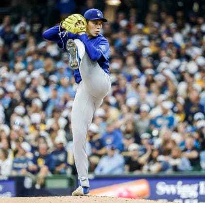 Los Angeles Dodgers starting pitcher Roki Sasaki throws in the first inning of the MLB, Baseball Herren, USA game between the Los Angeles Dodgers and the Milwaukee Brewers at American Family Field in Milwaukee, Wisconsin on Saturday, May 23, 2026.  MIL20260523805 TANNENxMAURY