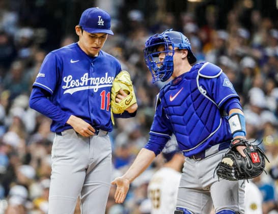 Los Angeles Dodgers catcher Will Smith (R) talks with Los Angeles Dodgers starting pitcher Roki Sasaki (L) in the first inning of the MLB, Baseball Herren, USA game between the Los Angeles Dodgers and the Milwaukee Brewers at American Family Field in Milwaukee, Wisconsin on Saturday, May 23, 2026.  MIL20260523811 TANNENxMAURY