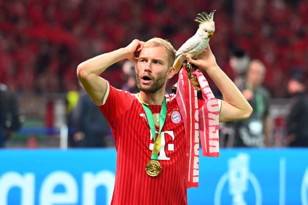 Konrad LAIMER (Bayern Muenchen) mit Kakadu, Aktion,Einzelbild,angeschnittenes Einzelmotiv,Halbfigur,halbe Figur. Siegerehrung. Fussball 83. DFB Pokal Finale 2026 FC Bayern Muenchen - VfB Stuttgart 3-0 am 23.05.2026, Olympiastadion in Berlin. DFL DFB regulations prohibit any use of photographs as image sequences and or quasi-video