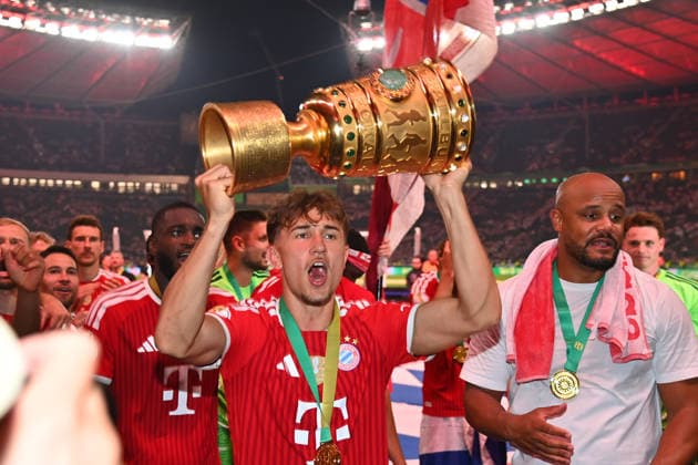 Tom BISCHOF (Bayern Muenchen) mit Pokal,Cup,Trophaee, re:Trainer Vincent KOMPANY (Bayern Muenchen), Jubel,Freude,Begeisterung, Siegerehrung. Fussball 83. DFB Pokal Finale 2026 FC Bayern Muenchen - VfB Stuttgart 3-0 am 23.05.2026, Olympiastadion in Berlin. DFL DFB regulations prohibit any use of photographs as image sequences and or quasi-video