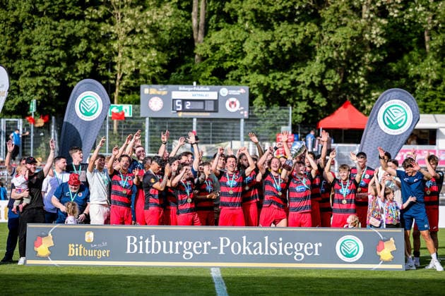 23.05.2026, xsefx, Fußball, Finale Bitburger Pokal, FC Viktoria Köln - S.C. Fortuna Koeln, Sportpark Höhenberg, Saison 2025 2026: Viktoria Köln feiert den neunten Erfolg im Bitburger-Pokal DFB regulations prohibit any use of photographs as image sequences and or quasi-video. Photo: xSabinexEffgenxPressefotoKochx Nordrhein-Westfalen Deutschland