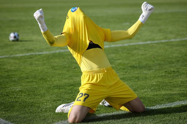 23.05.2026, xsefx, Fußball, Finale Bitburger Pokal, FC Viktoria Köln - S.C. Fortuna Koeln, Sportpark Höhenberg, Saison 2025 2026: Torhüter Arne Schulz (Viktoria Koeln, 27) jubelt mit dem Gesicht im Trikot versteckt nach gehaltenem Elfmeter und dem Pokalsieg DFB regulations prohibit any use of photographs as image sequences and or quasi-video. Photo: xSabinexEffgenxPressefotoKochx Nordrhein-Westfalen Deutschland