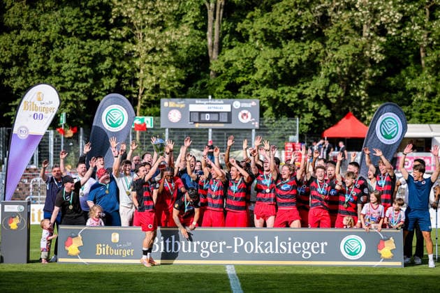 23.05.2026, xsefx, Fußball, Finale Bitburger Pokal, FC Viktoria Köln - S.C. Fortuna Koeln, Sportpark Höhenberg, Saison 2025 2026: Viktoria Köln feiert den neunten Erfolg im Bitburger-Pokal; Rekordspieler Simon Handle (Nr. 7) mit der Schale in der Hand DFB regulations prohibit any use of photographs as image sequences and or quasi-video. Photo: xSabinexEffgenxPressefotoKochx Nordrhein-Westfalen Deutschland