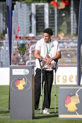 23.05.2026, xsefx, Fußball, Finale Bitburger Pokal, FC Viktoria Köln - S.C. Fortuna Koeln, Sportpark Höhenberg, Saison 2025 2026: Torschützenkönig iim Bitburger-Pokal 2026 - Benedikt Zank, Stürmer der Viktoria Köln (auf Krücken) DFB regulations prohibit any use of photographs as image sequences and or quasi-video. Photo: xSabinexEffgenxPressefotoKochx Nordrhein-Westfalen Deutschland