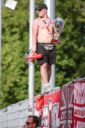 23.05.2026, xsefx, Fußball, Finale Bitburger Pokal, FC Viktoria Köln - S.C. Fortuna Koeln, Sportpark Höhenberg, Saison 2025 2026: Der Pokal im Fanblock der Viktoria Köln DFB regulations prohibit any use of photographs as image sequences and or quasi-video. Photo: xSabinexEffgenxPressefotoKochx Nordrhein-Westfalen Deutschland