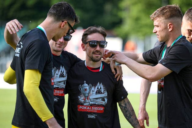 23.05.2026, xsefx, Fußball, Finale Bitburger Pokal, FC Viktoria Köln - S.C. Fortuna Koeln, Sportpark Höhenberg, Saison 2025 2026: Viktoria Köln Spieler im Pokal-Shirt und Pokal-Sieger-Brille DFB regulations prohibit any use of photographs as image sequences and or quasi-video. Photo: xSabinexEffgenxPressefotoKochx Nordrhein-Westfalen Deutschland