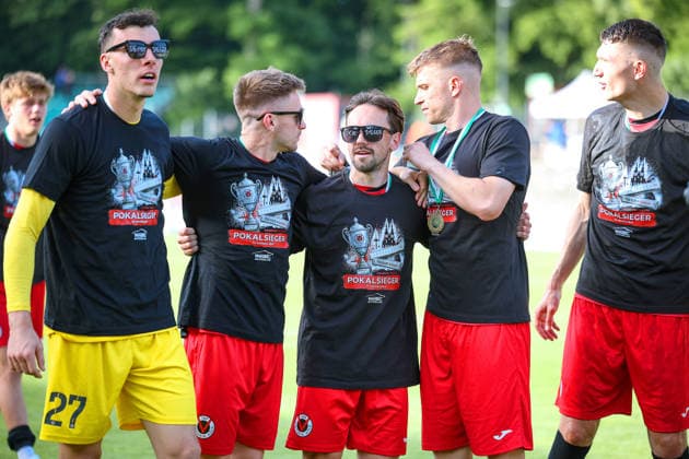 23.05.2026, xsefx, Fußball, Finale Bitburger Pokal, FC Viktoria Köln - S.C. Fortuna Koeln, Sportpark Höhenberg, Saison 2025 2026: Viktoria Köln Spieler im Pokal-Shirt und Pokal-Sieger-Brille DFB regulations prohibit any use of photographs as image sequences and or quasi-video. Photo: xSabinexEffgenxPressefotoKochx Nordrhein-Westfalen Deutschland
