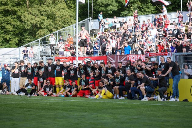 23.05.2026, xsefx, Fußball, Finale Bitburger Pokal, FC Viktoria Köln - S.C. Fortuna Koeln, Sportpark Höhenberg, Saison 2025 2026: Die Mannschaft von Viktoria Köln und der Staff feiern den Pokal-Sieg vor dem Fanblock DFB regulations prohibit any use of photographs as image sequences and or quasi-video. Photo: xSabinexEffgenxPressefotoKochx Nordrhein-Westfalen Deutschland